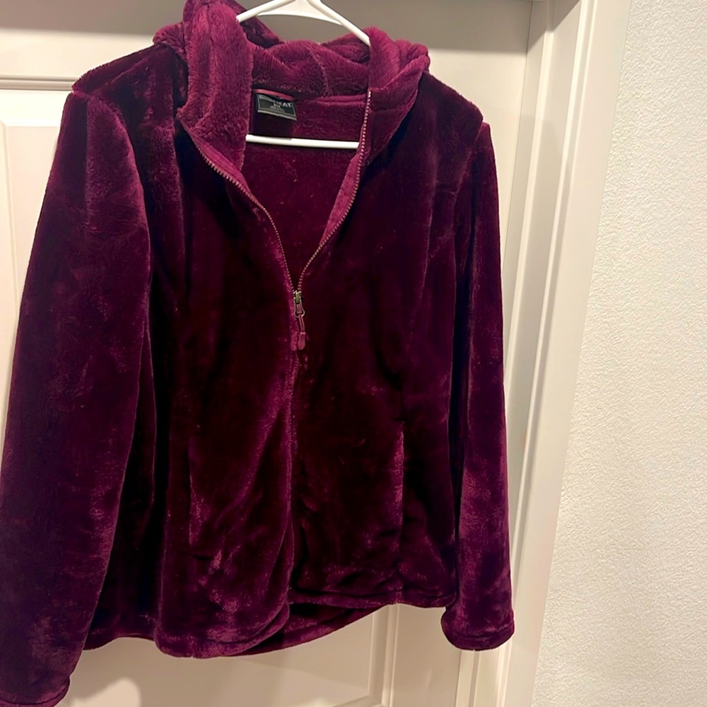 Medium 32 Degrees HEAT jacket in wine color.